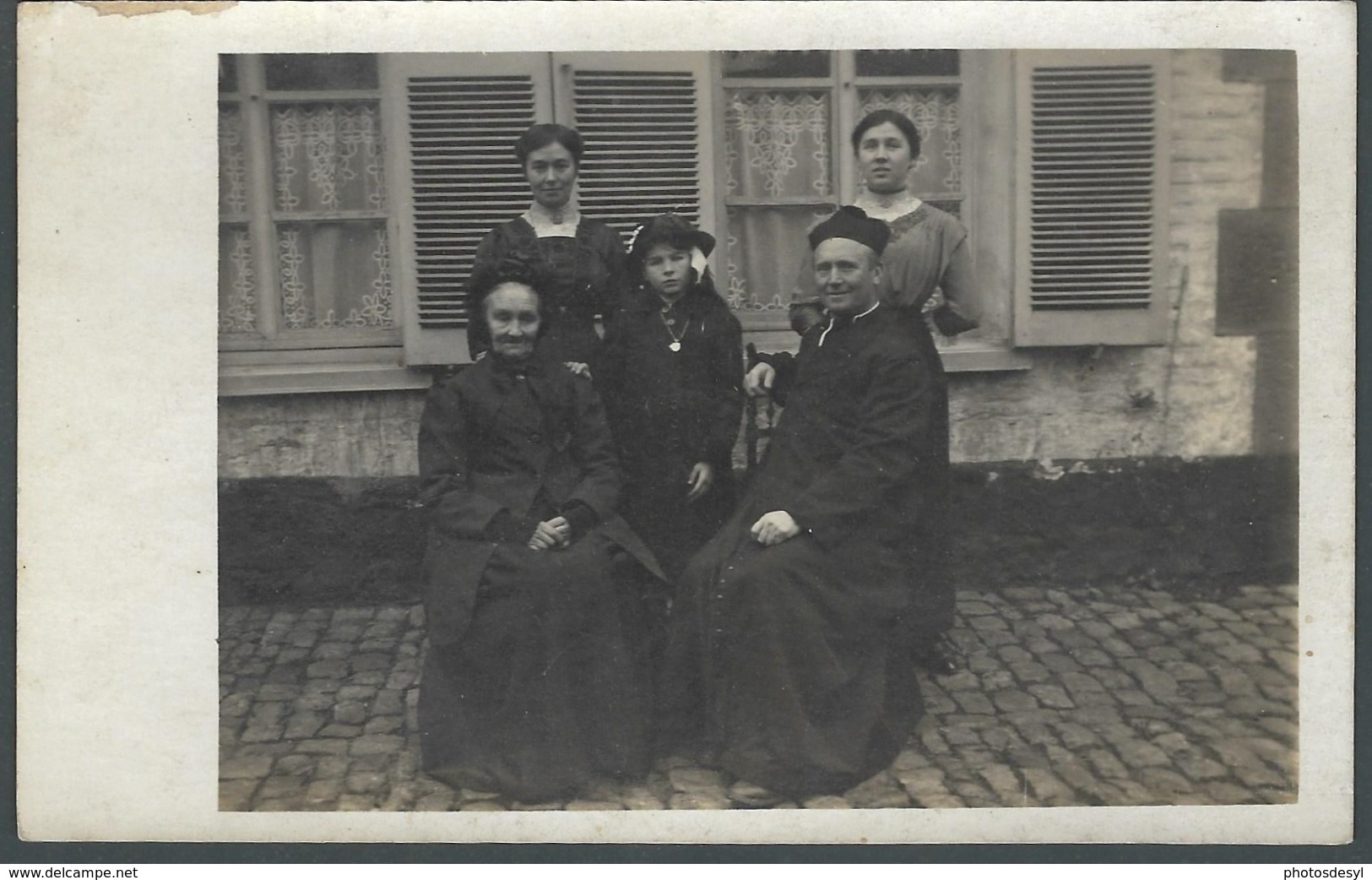 Monsieur Le Curé Et Sa Famille Plusieurs Générations Doyenne Veuve En Noire Ses Filles Et Petite Fille Carte PHOTO - Personnes Anonymes