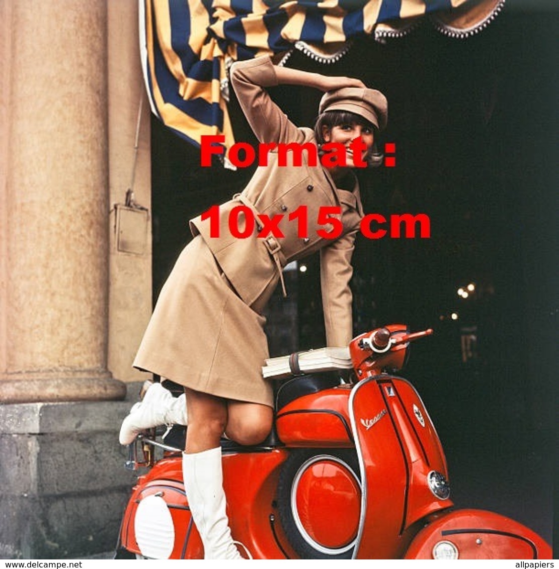 Reproduction D'une Photographie Ancienne De Marisa Sannia Jupe Et Bottes Blanches Sur Un Scooter Vespa En 1966 - Other & Unclassified