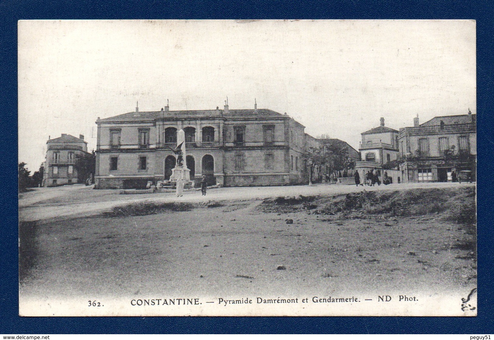 Algérie. Constantine. Place De La Pyramide. Gendarmerie. Obélisque Et Statue Du Général Danrémont (1915) - Constantine