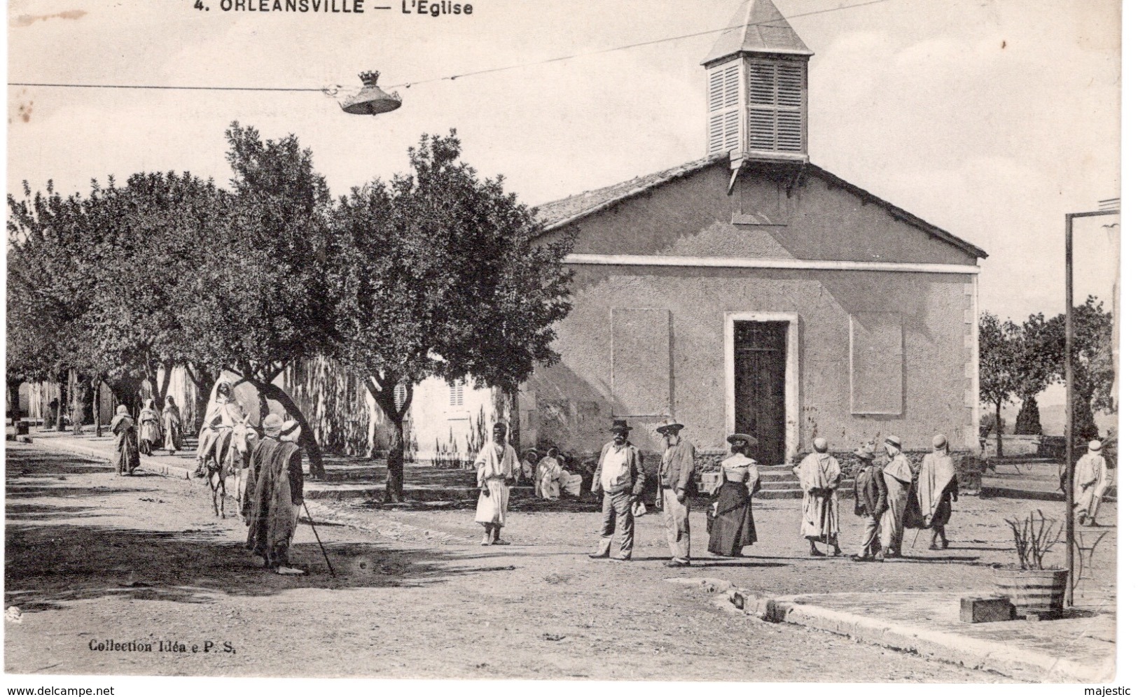 ALGERIE  - ORLEANSVILLE -L'EGLISE TRES ANIMEE - Autres & Non Classés