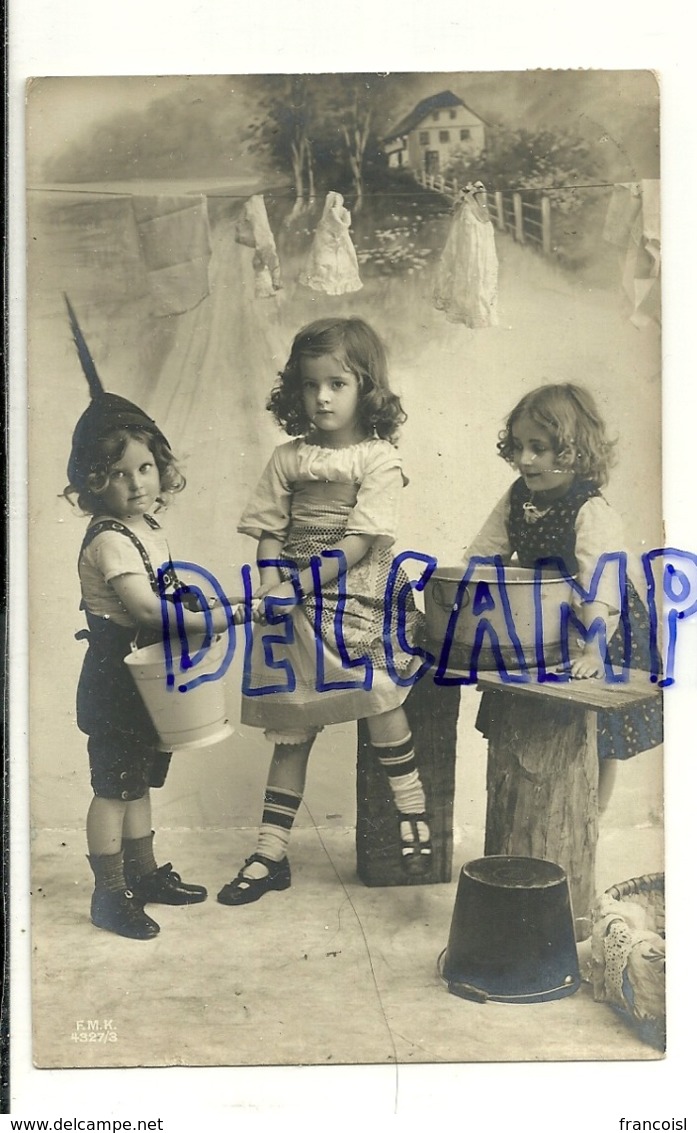 Photographie Montage . Trois Enfants, Récipients Lessive. 1913 - Autres & Non Classés