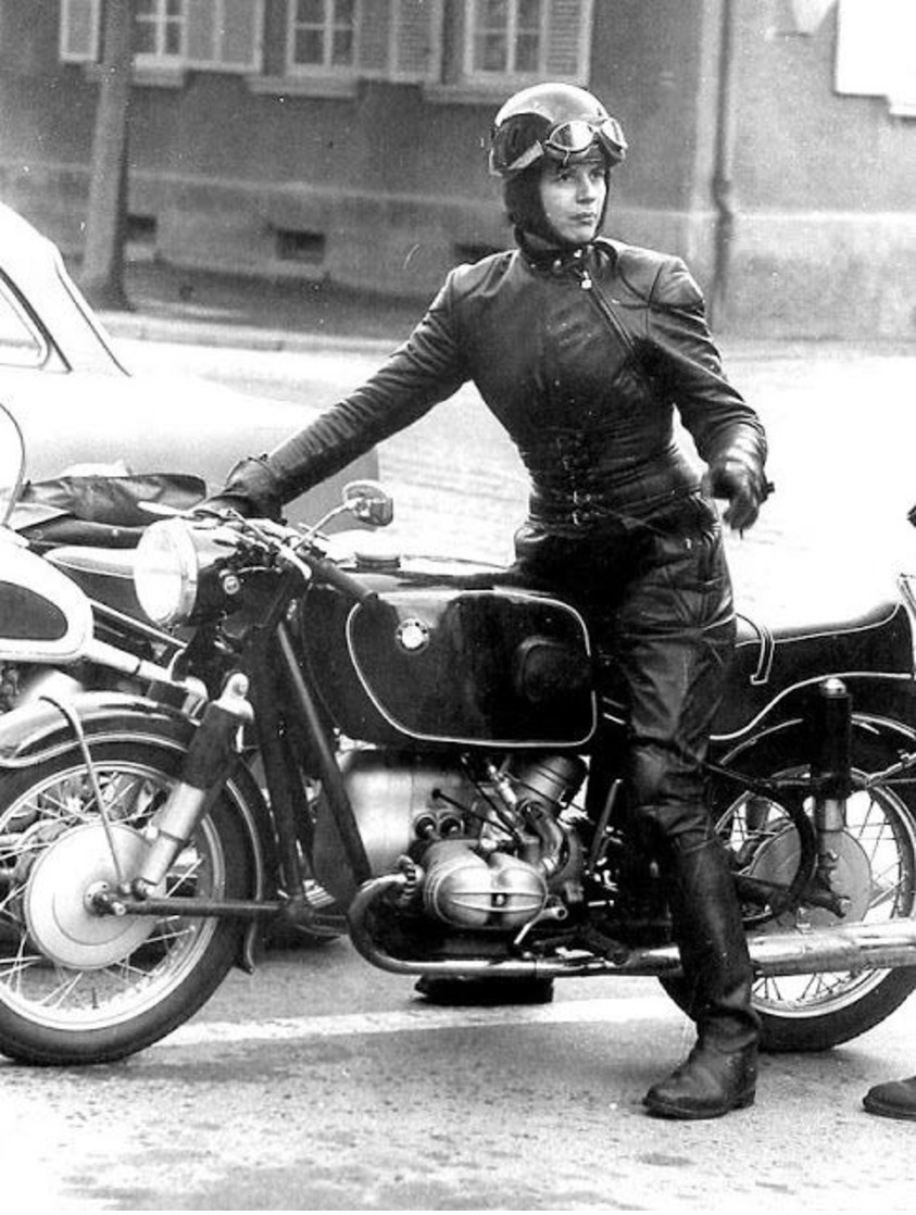 Reproduction D'une  Photo Ancienne  Femme Sur Moto - Andere & Zonder Classificatie
