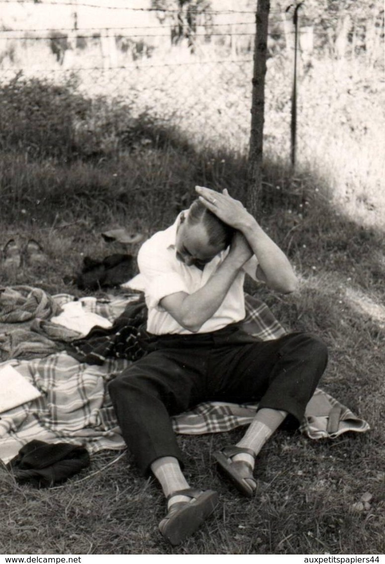 Photo Originale Gay & Playboy Pour Petit Coup De Peigne Pour Rester élégant En Sandalettes Chaussettes Vers 1960 - Anonieme Personen