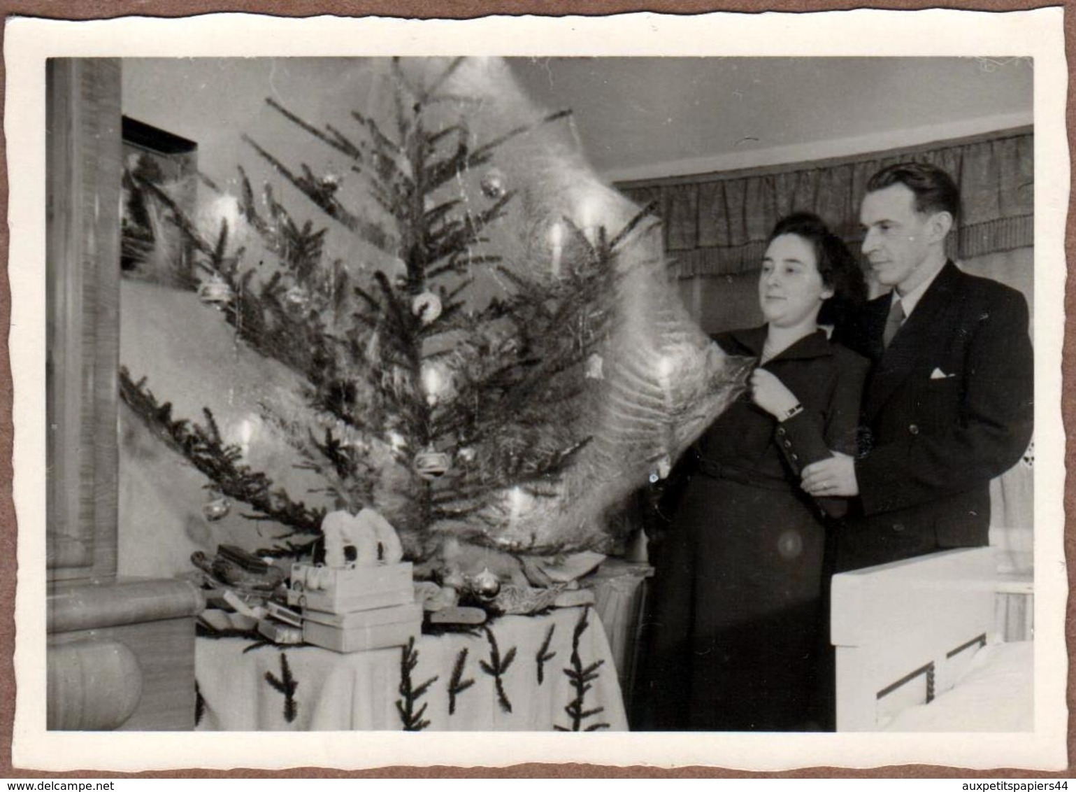 Etrange Photo Originale D'une Décoration De Sapin De Noël & Ses Boules Entourés De Toiles D'Araignée & Cadeaux Au Pied - Voorwerpen