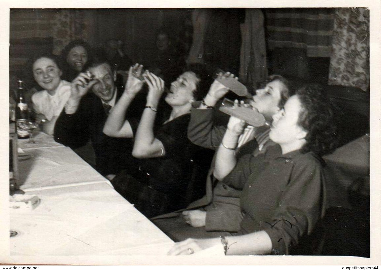 Amusante Photo Originale A Boire - 3 Femmes Au Concours De Descente De Biberons En Société - Tétines & Boire Au Biberon - Anonieme Personen