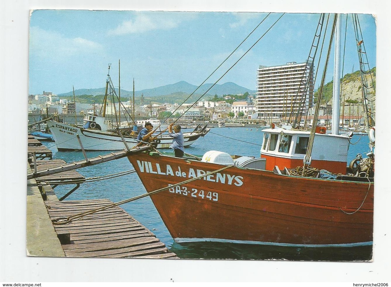 Cpm Bateau De Peche Villa De Arenys Puerto Espagne Espana - Fishing Boats