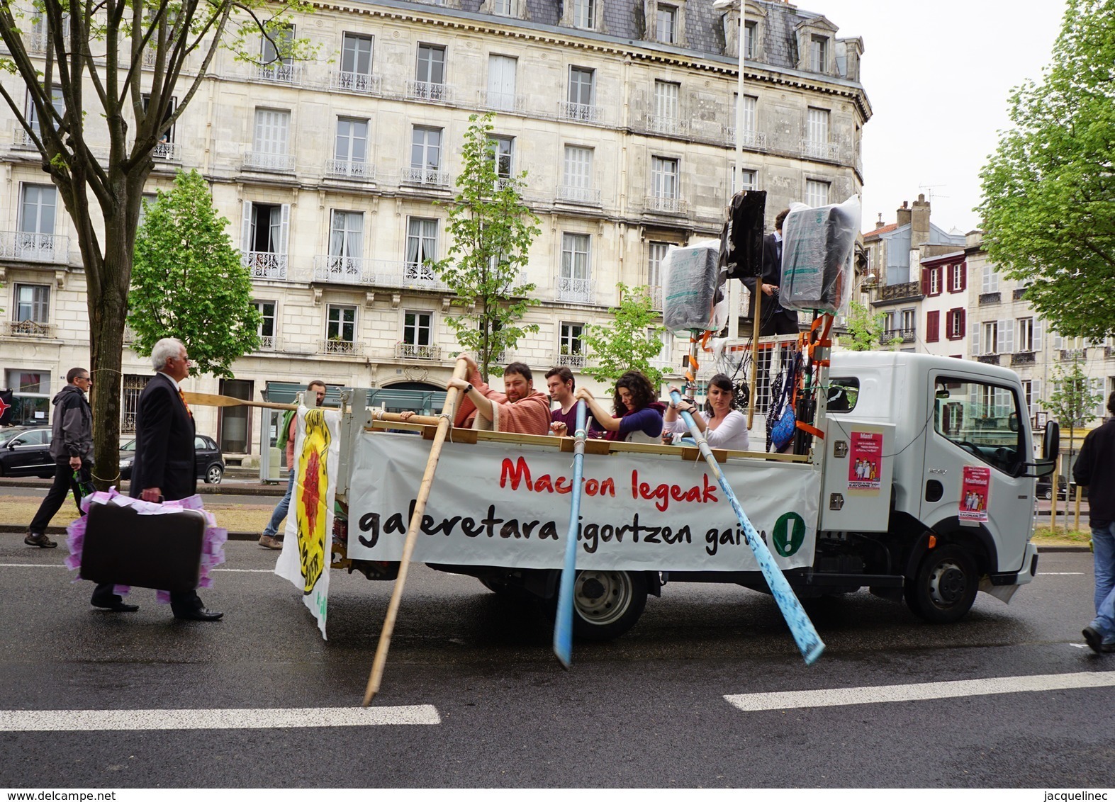 - 64 - Bayonne (64) _ Carte Postale Moderne - Manifestation Du 1er Mai - 8.923 - Bayonne