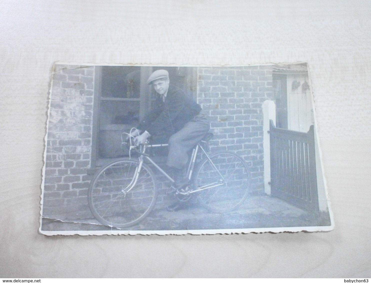 Ancienne  Photo Jeune Homme En Bicyclette - Anonyme Personen