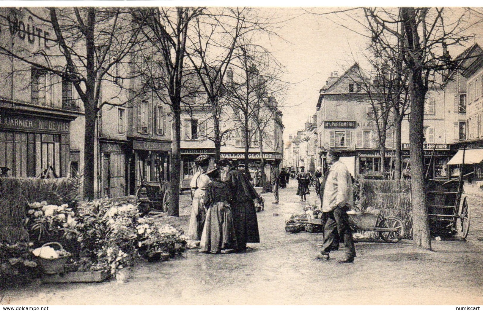 Chartres Très Animée Le Marché Aux Fleurs - Chartres