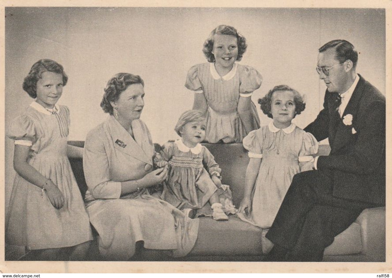 1 AK Niederlande * Königin Juliana - Prinzgemahl Bernhard Und Ihre 4 Töchter Beatrix, Irene, Margriet Und Christina 1950 - Familles Royales