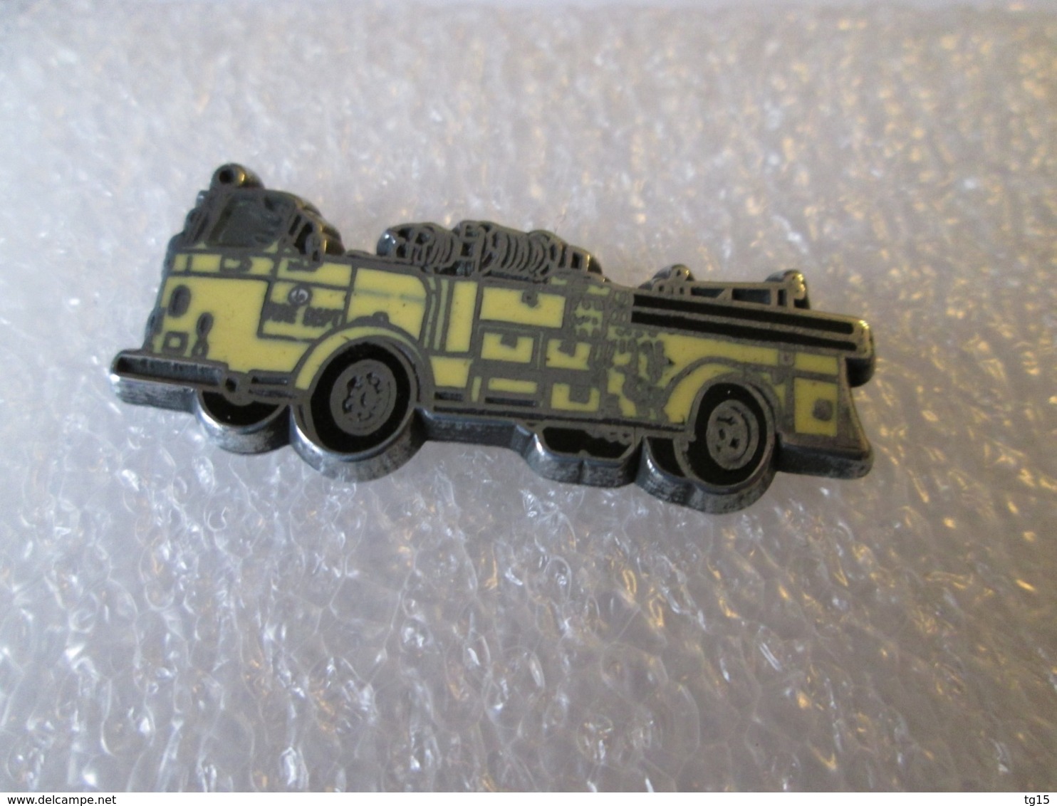 PIN'S   CAMION  POMPIERS AMERICAIN   Zamak  Ballard - Firemen