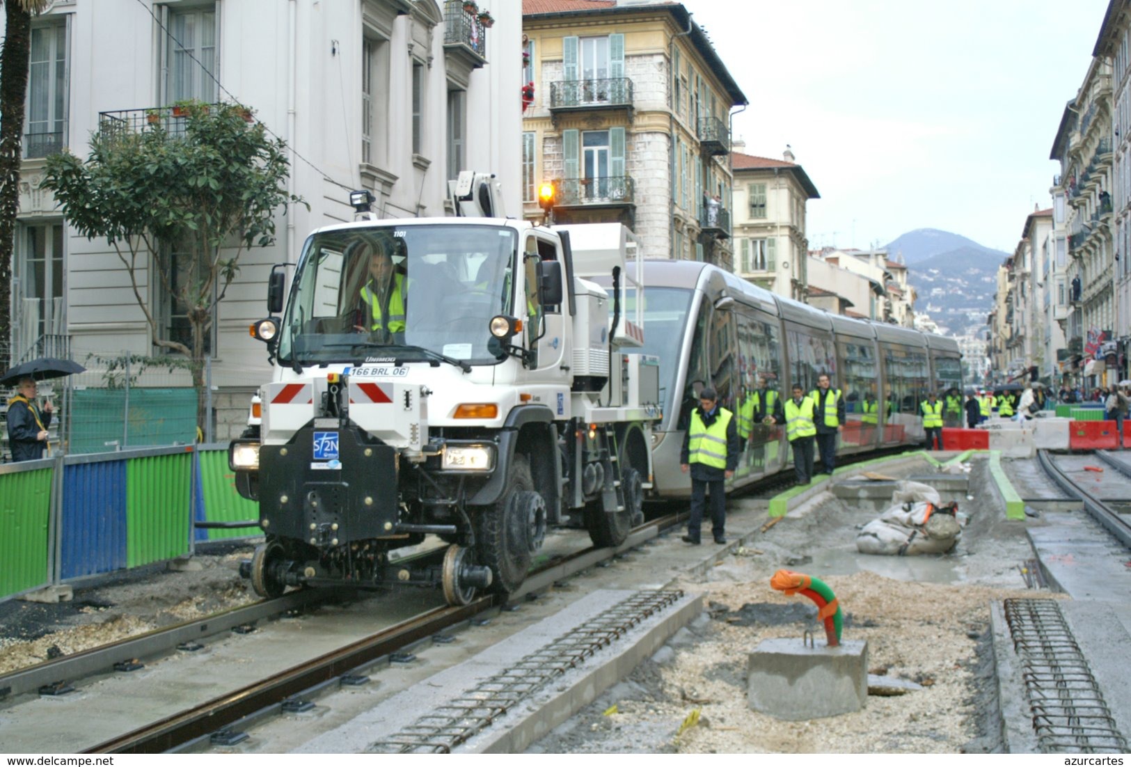 Nice (06) 16/12/ 2006 - Tramway De Nice - La Première Rame Tractée Par Un Engin Rail/route A La Station Borriglione - Transport (road) - Car, Bus, Tramway