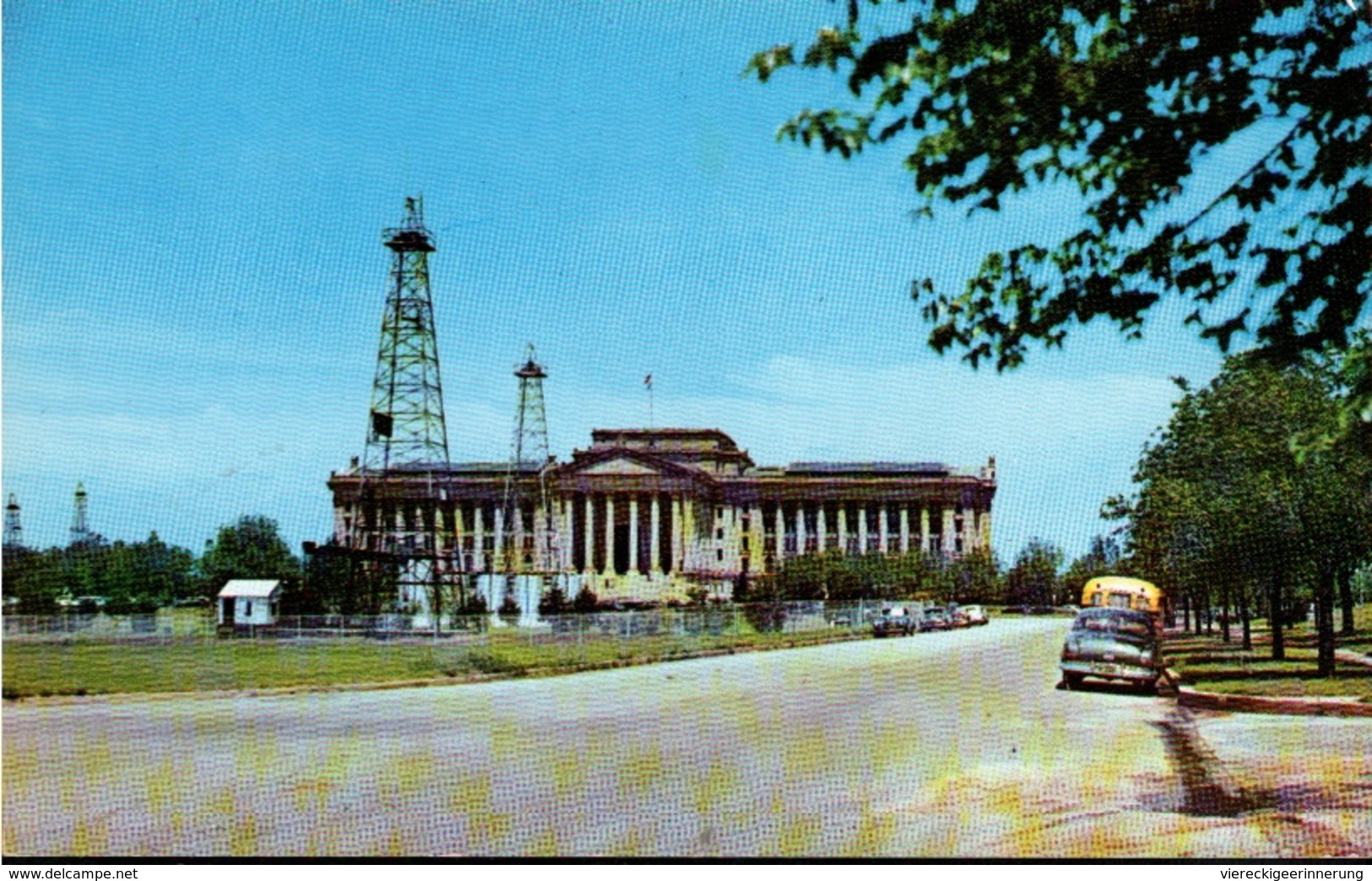 ! Moderne Ansichtskarte Oklahoma City, State Capitol Building, Oil Well, Erdöl, USA - Oklahoma City