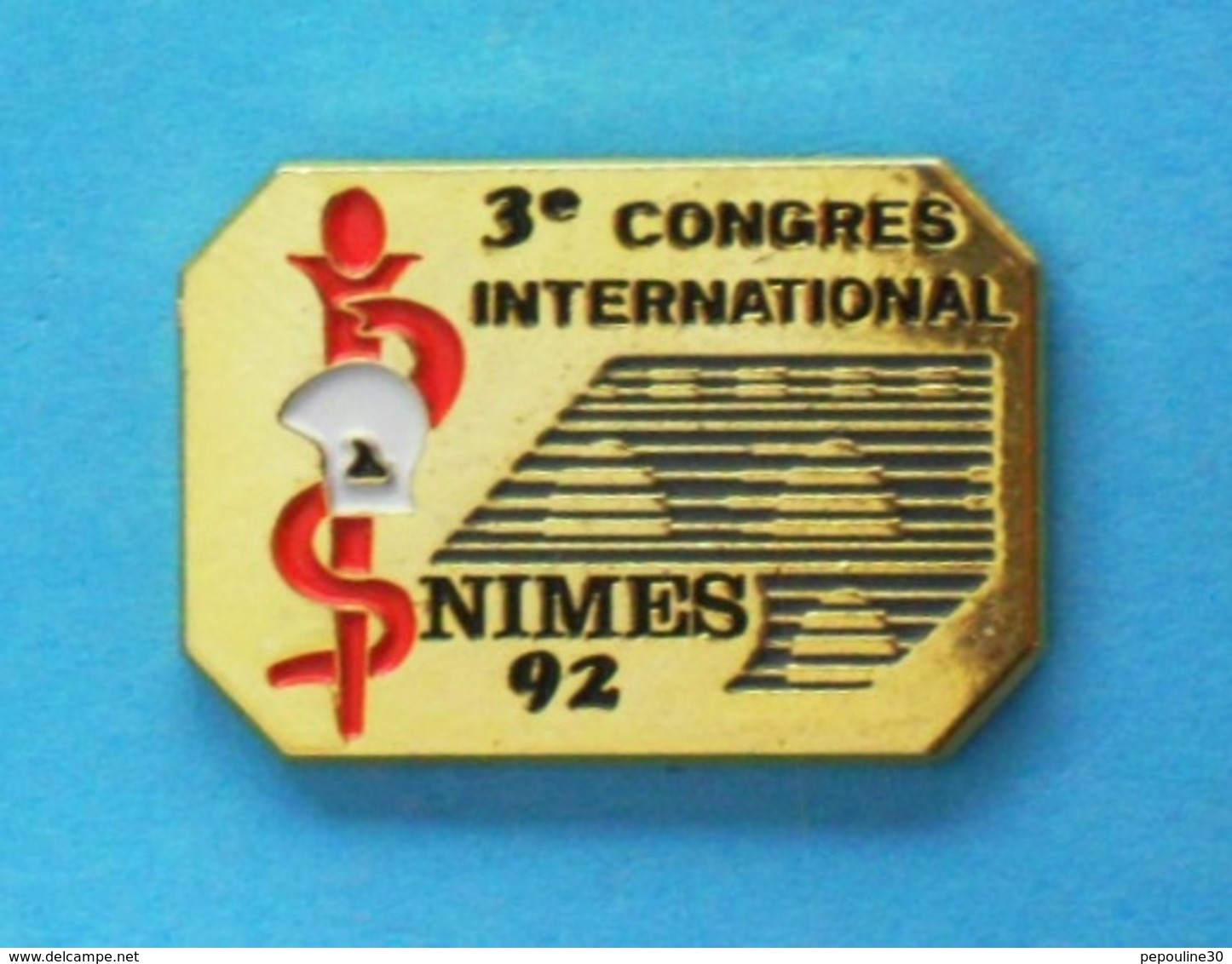 1 PIN'S //   ** 3ème CONGRÈS INTERNATIONAL / NIMES 92 / SERVICE DE SANTÉ Des SAPEURS POMPIERS ** . (S.D.I.S.30 ) - Firemen