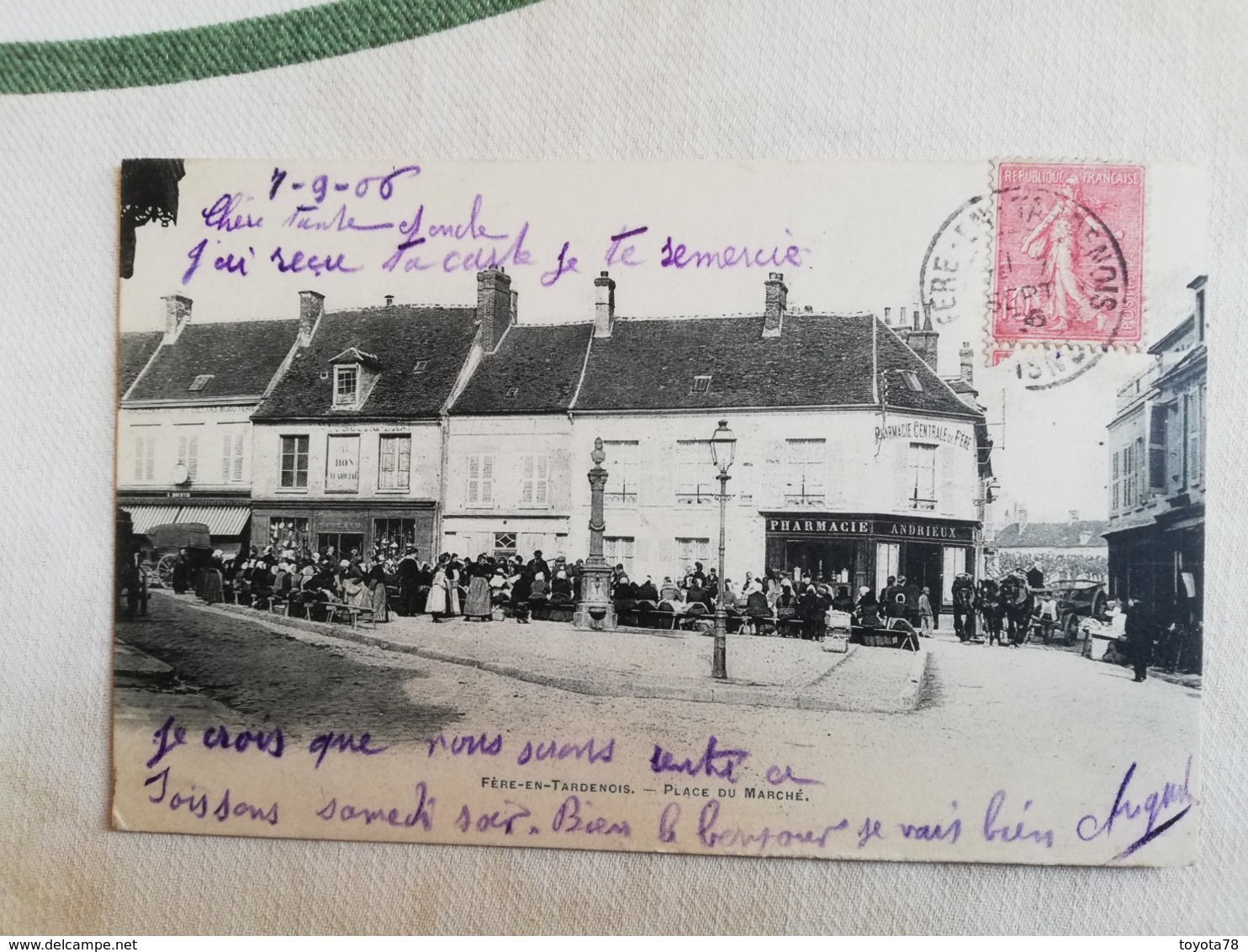 FÈRE-EN-TARDENOIS (Aisne) - Place Du Marché - Belle Animation [ Pharmacie ANDRIEUX -Le  Bon Marché ] - Fere En Tardenois