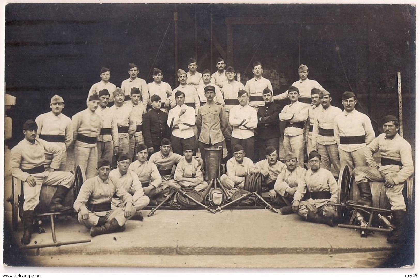 Carte Photo - Soldat Du Feu Sapeur Pompier Avec Matériel Caserne Pompe Tuyaux Lance Dérouleur - Sapeurs-Pompiers