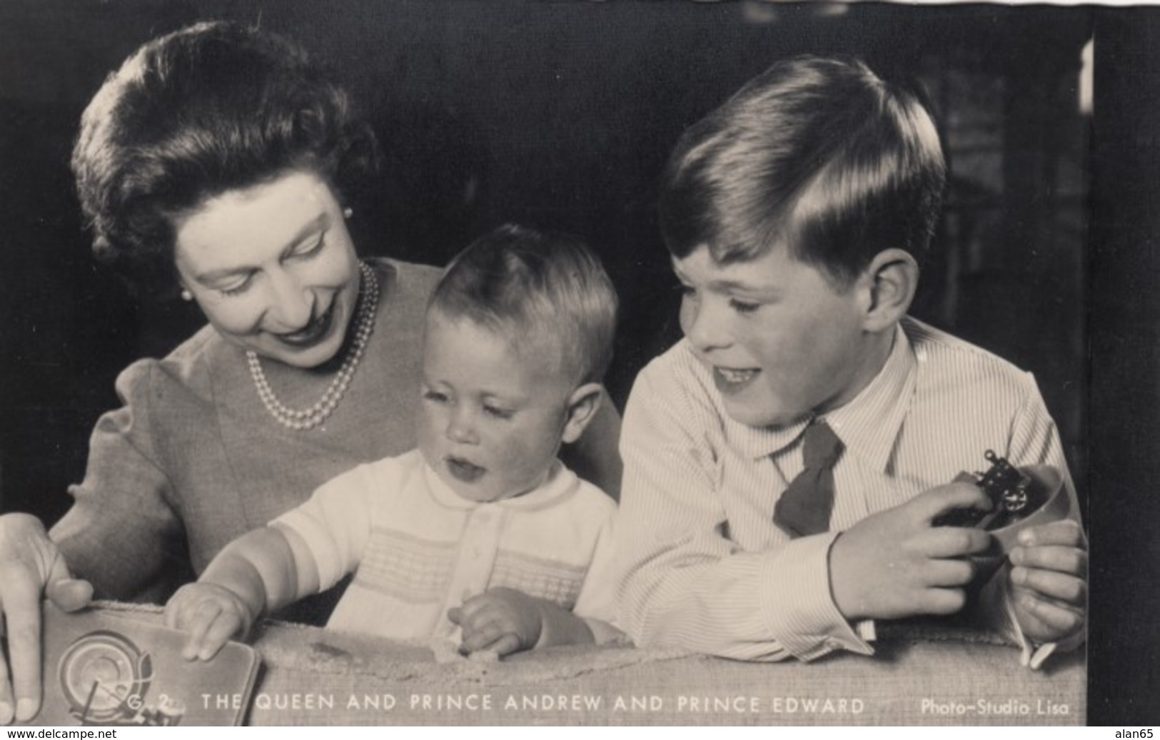 Queen Elizabeth II With Prince Andrew And Prince Edward C1950s Vintage Postcard - Familles Royales