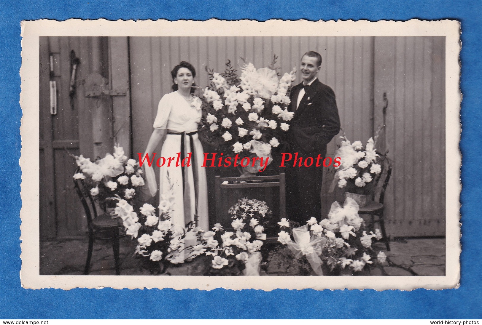 Photo Ancienne Snapshot - Beau Portrait De Couple Lors De Leur Mariage - Homme Femme Costume Amour Love Fleurs - Non Classés