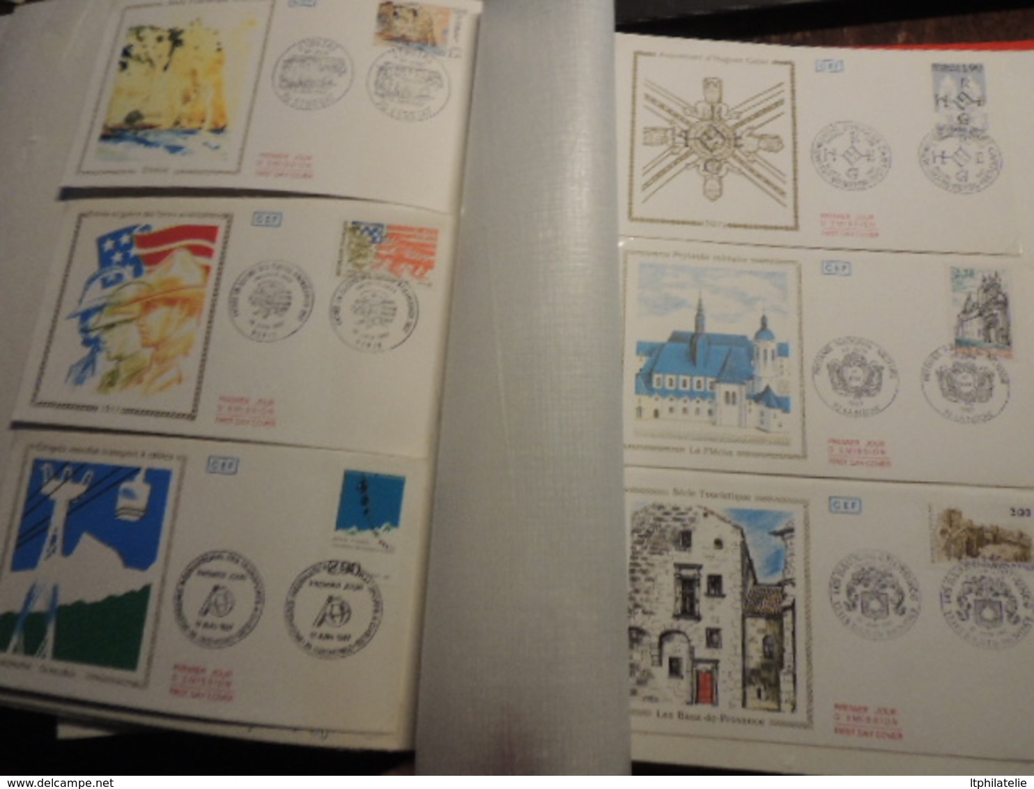 FRANCE ENVIRON 180 LETTRES PREMIER JOUR FDC  ANNEES  84-87  COLLECTION TRES SOIGNEE  DANS GROS CLASSEUR ROUGE