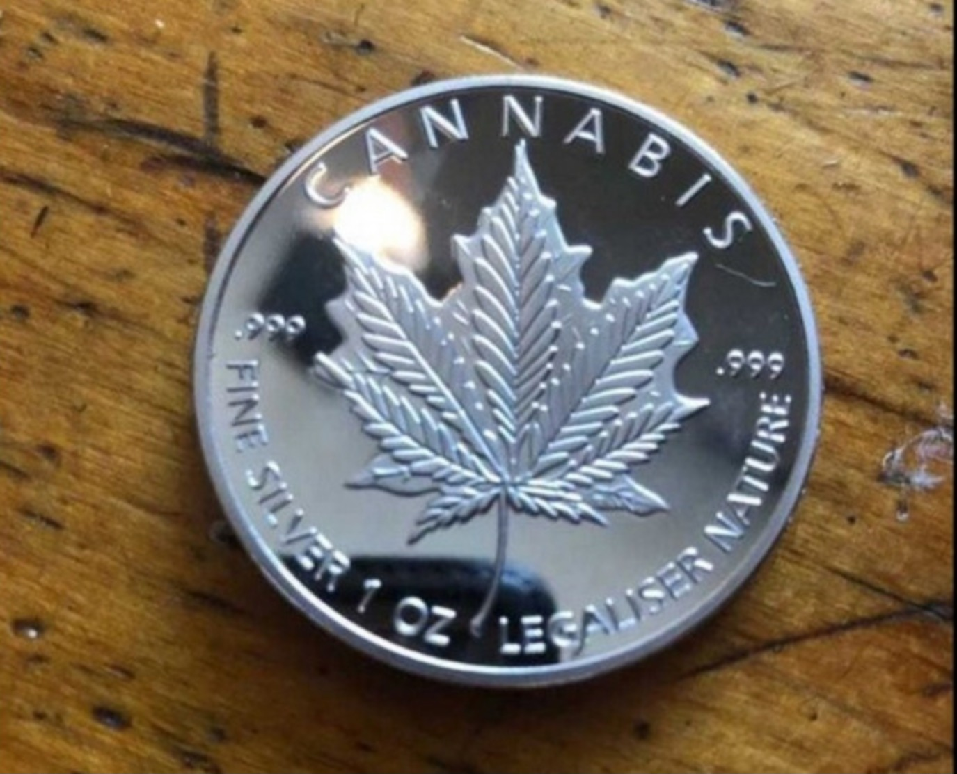 Bouclier D'argent De 1 Oz Troy De 2014 En Argent Bouclier D'argent Canadien De Cannabis En Argent - Unclassified