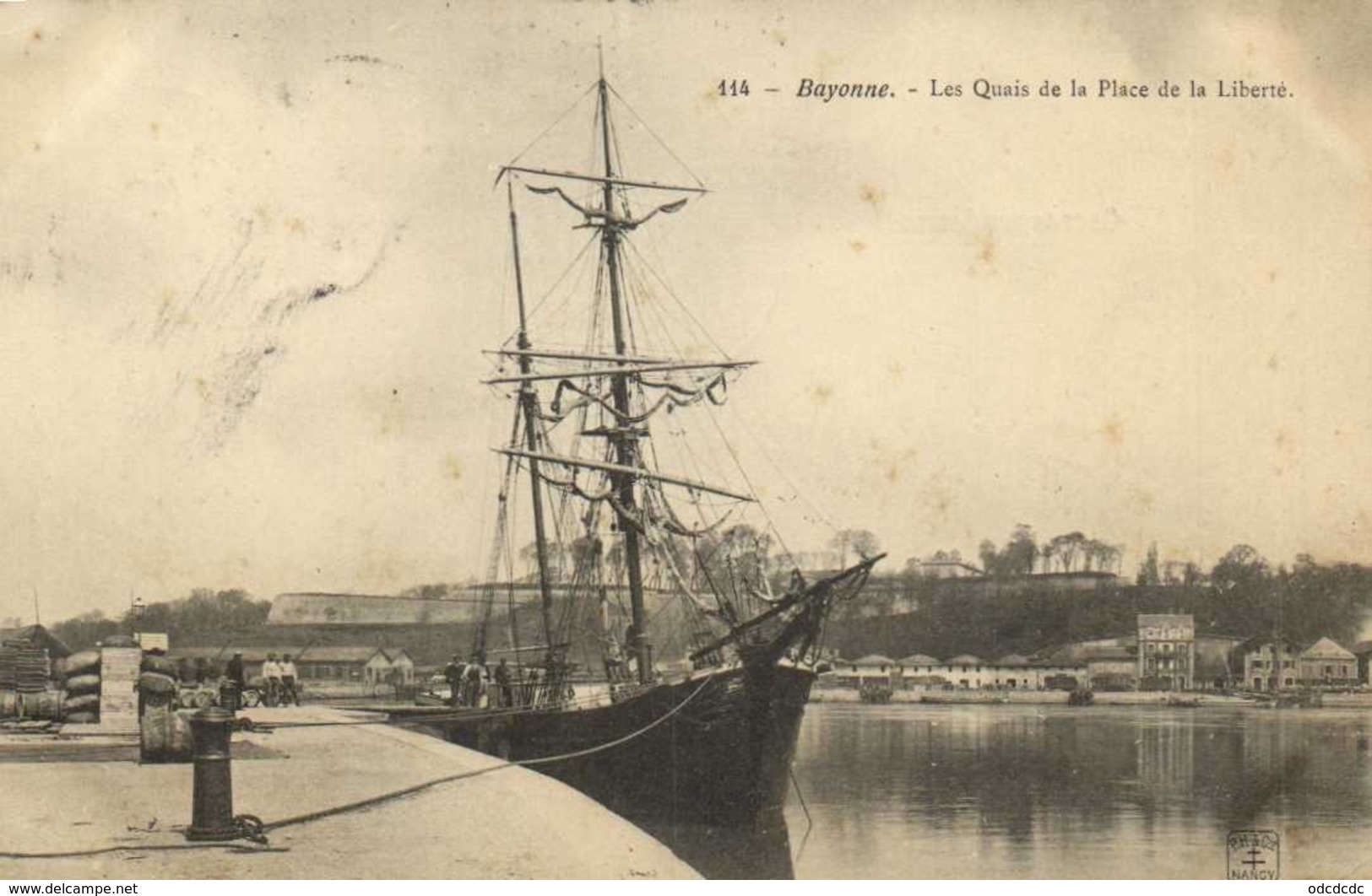 Bayonne Les Quais De La Place De La Liberté Beau Voilier RV - Bayonne