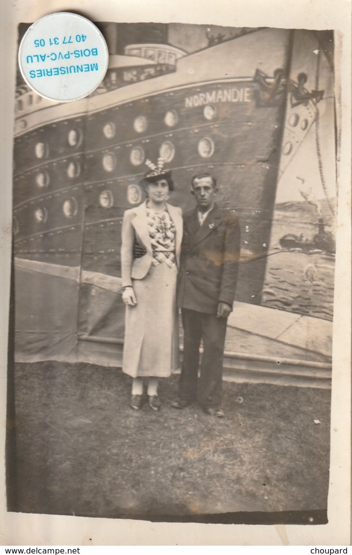 Très Belle Carte Postale Photo  De Personnes Photographiées Devant Le Paquebot  NORMANDIE - Paquebote