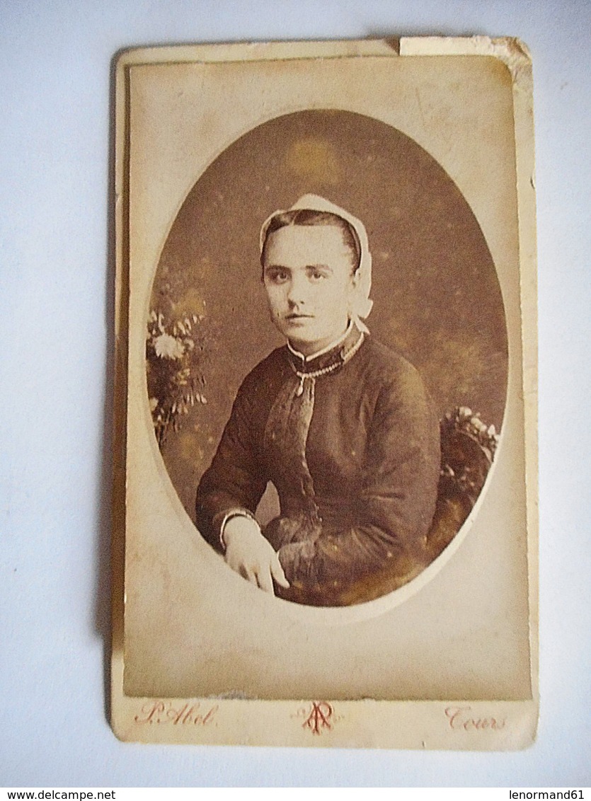 PHOTO CDV JEUNE FEMME TOURANGELLE ET SA COIFFE  Cabinet ABEL A TOURS - Ancianas (antes De 1900)