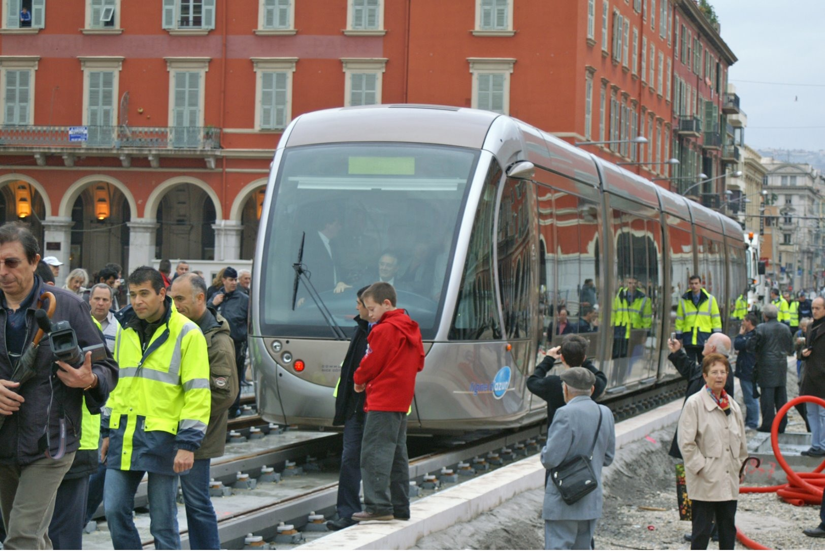 Nice (06) 16/12/ 2006 - Tramway De Nice - La Première Rame Tractée Par Un Engin Rail/route A La Place Massena - Transport Urbain - Auto, Autobus Et Tramway