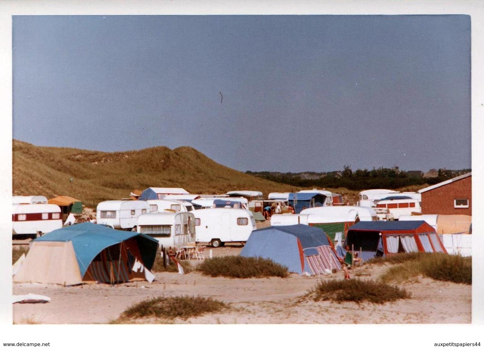 Photo Couleur B.B. Originale Camping & Caravanes Vintages Sur L'Île D'Amrum Au Pied Du Phare D'Amrum En 1971 - Lieux