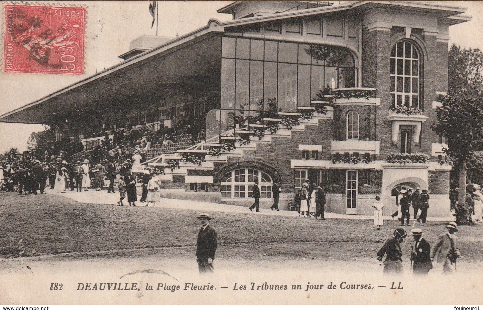 Deauville, La Plage Fleurie - Les Tribunes Un Jour De Courses - Deauville