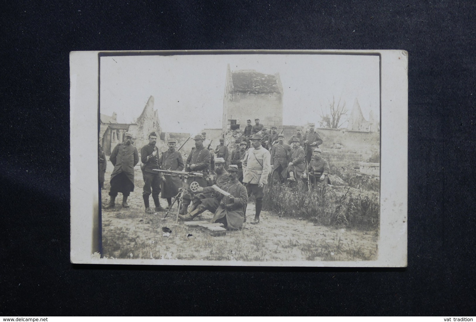 MILITARIA - Carte Photo - A 500 Mètres Des "Boches" Soldats Avec Mitrailleuse Dans Une Ferme De L 'Oise - L 48077 - War 1914-18