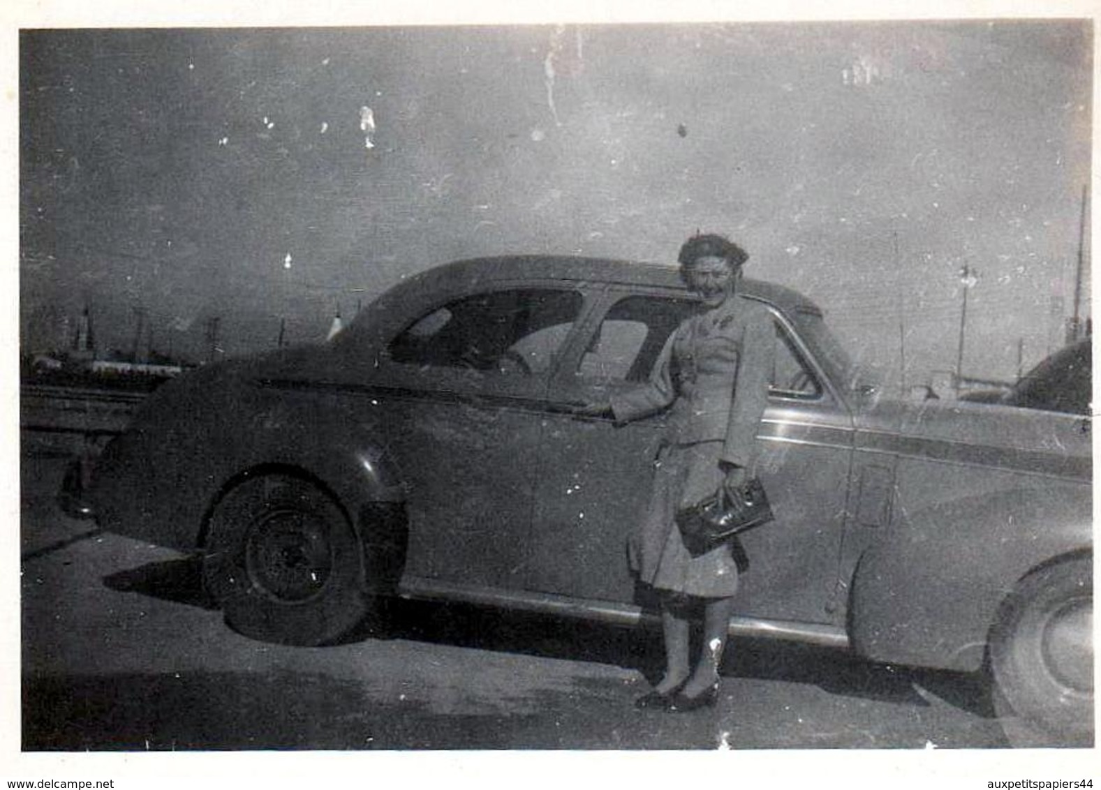 2 Photos Originales Aux États-Unis Voitures & Passagers à Identifier Vers 1920 Et 1940 - Automobiles