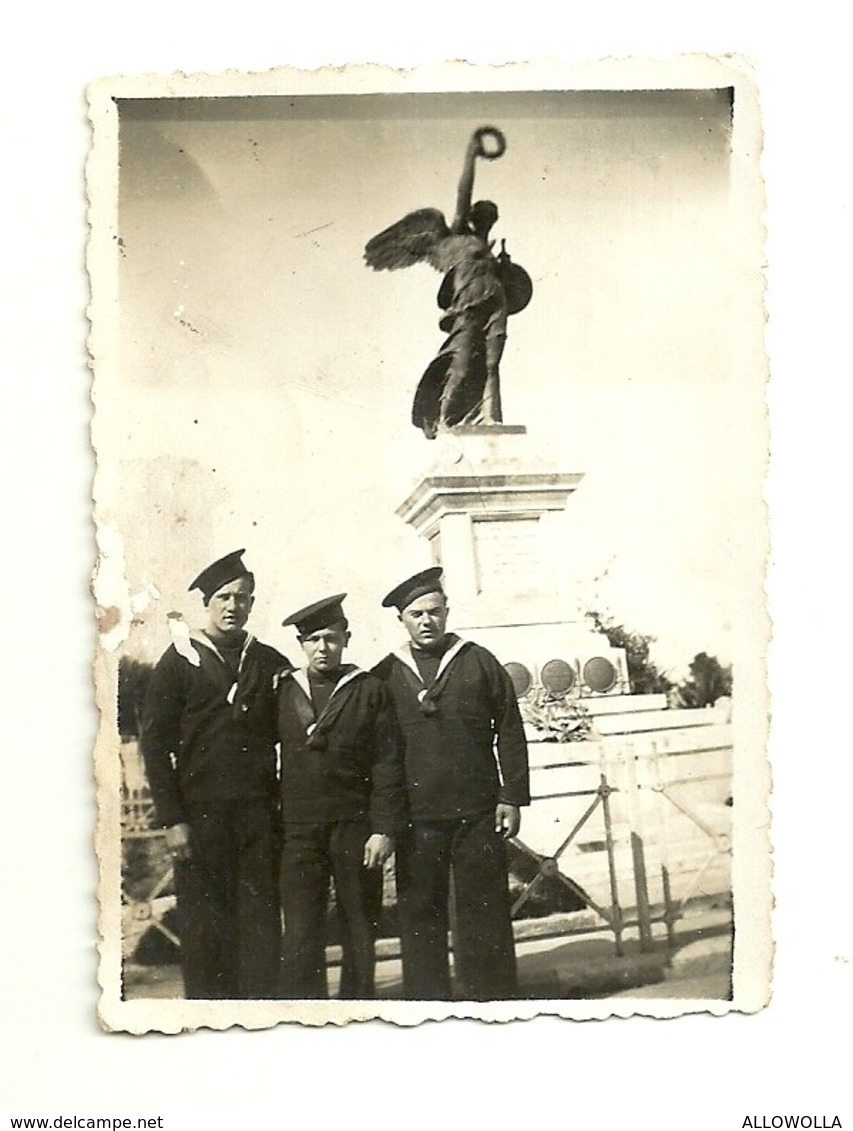 6011 " REGIA MARINA-TRE MARINAI DAVANTI AL MONUMENTO AI CADUTI DI GAETA "- FOTO ORIGINALE - Guerra, Militari