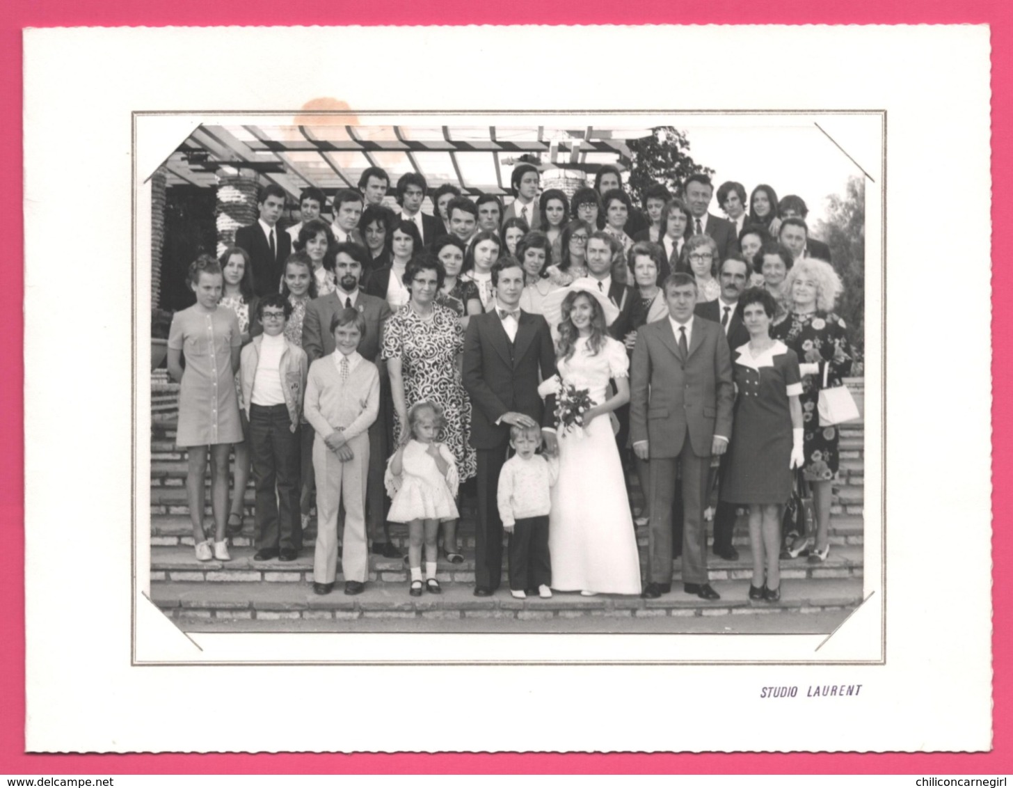 Photo STUDIO LAURENT - Photo De Groupe - Famille Et Amis Des Mariés - Mariée Avec Bouquet De Fleurs - Mariage - Personnes Anonymes