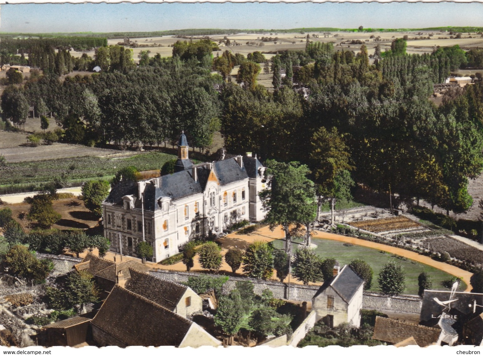 37. LIGUEIL . VUE AÉRIENNE . RARETÉ. L'HOSPICE. SÉRIE " EN AVION AU DESSUS DE...." - Autres & Non Classés