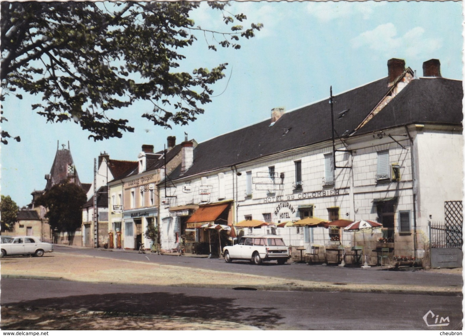 37. LIGUEIL . CPSM. PLACE DU GÉNÉRAL LECLERC . DS BREAK EN STATIONNEMENT DEVANT L'HOTEL DU COLOMBIER - Altri & Non Classificati