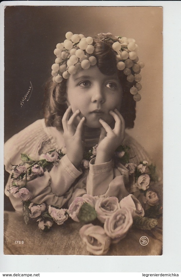 CPA Fantaisie -  Portrait Enfant Fillette Avec Grappes De Raisin Dans Les Cheveux Fleurs - Autres & Non Classés