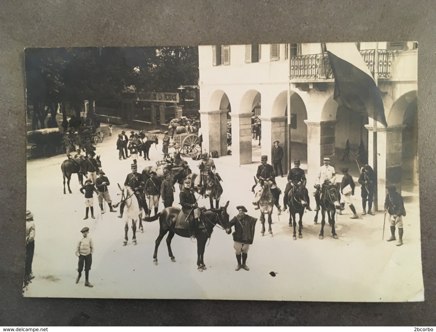 MILITARIA CP PHOTOS CHASSEURS ALPIN A SITUER SUR PLACE CAFE RESTAURANT DE LA REGENCE - Régiments