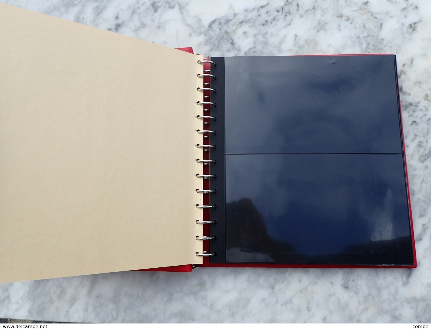 ALBUM SAFE ROUGE 14 TROUS + 21 FEUILLES. 42 PAGES POUR LETTRES OU DOCUMENTS / DESSUS PLACARD - Komplettalben