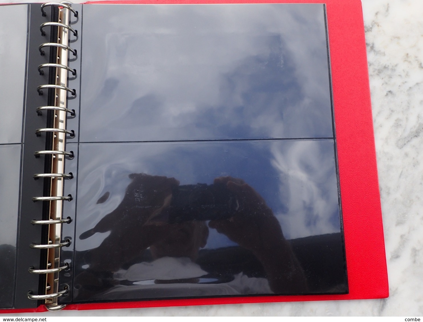 ALBUM SAFE ROUGE 14 TROUS + 21 FEUILLES. 42 PAGES POUR LETTRES OU DOCUMENTS / DESSUS PLACARD - Komplettalben