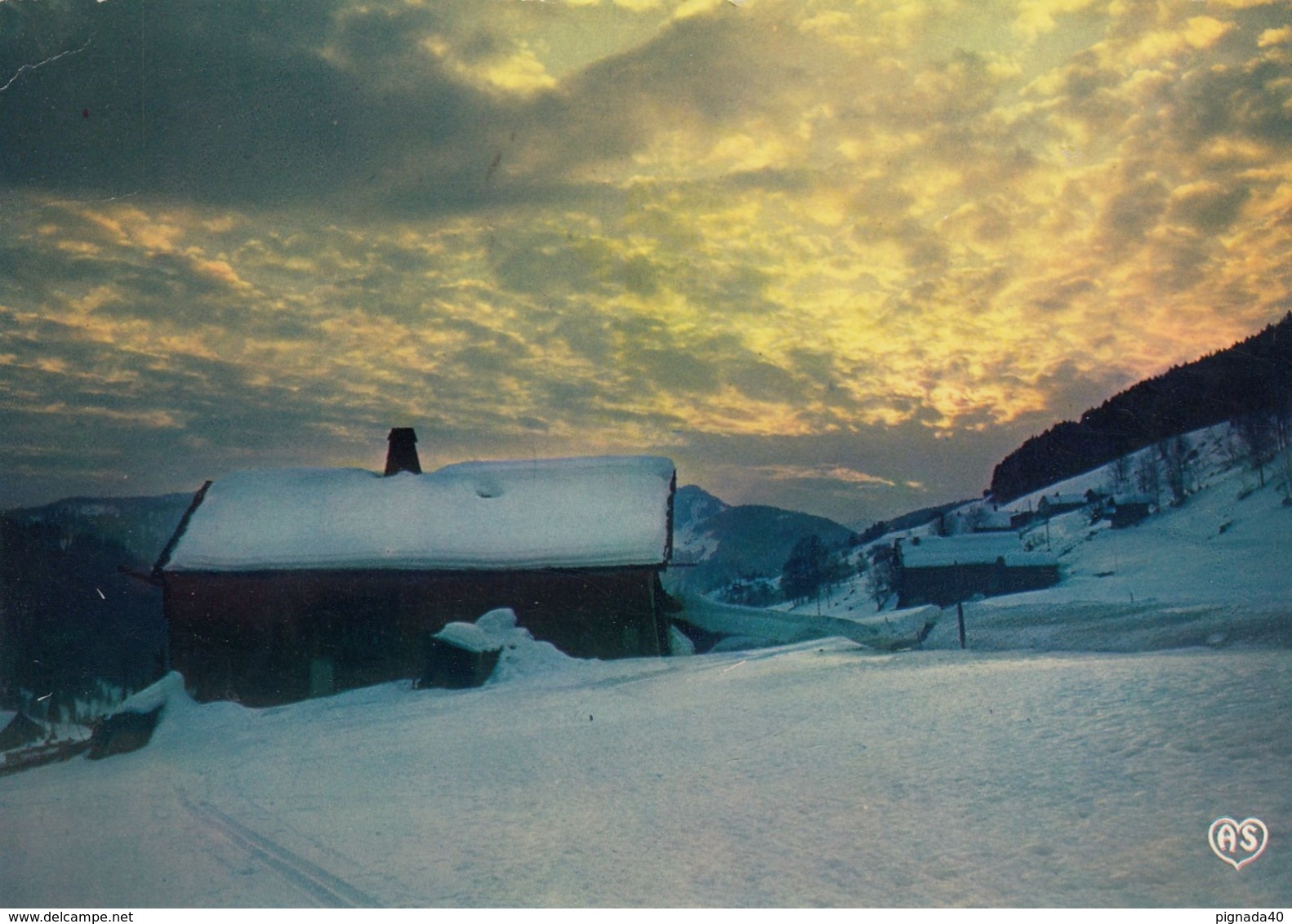 Cp , RÉGION RHÔNE-ALPES , Soleil Couchant Sur Le Village Enneigé De Montagne - Rhône-Alpes