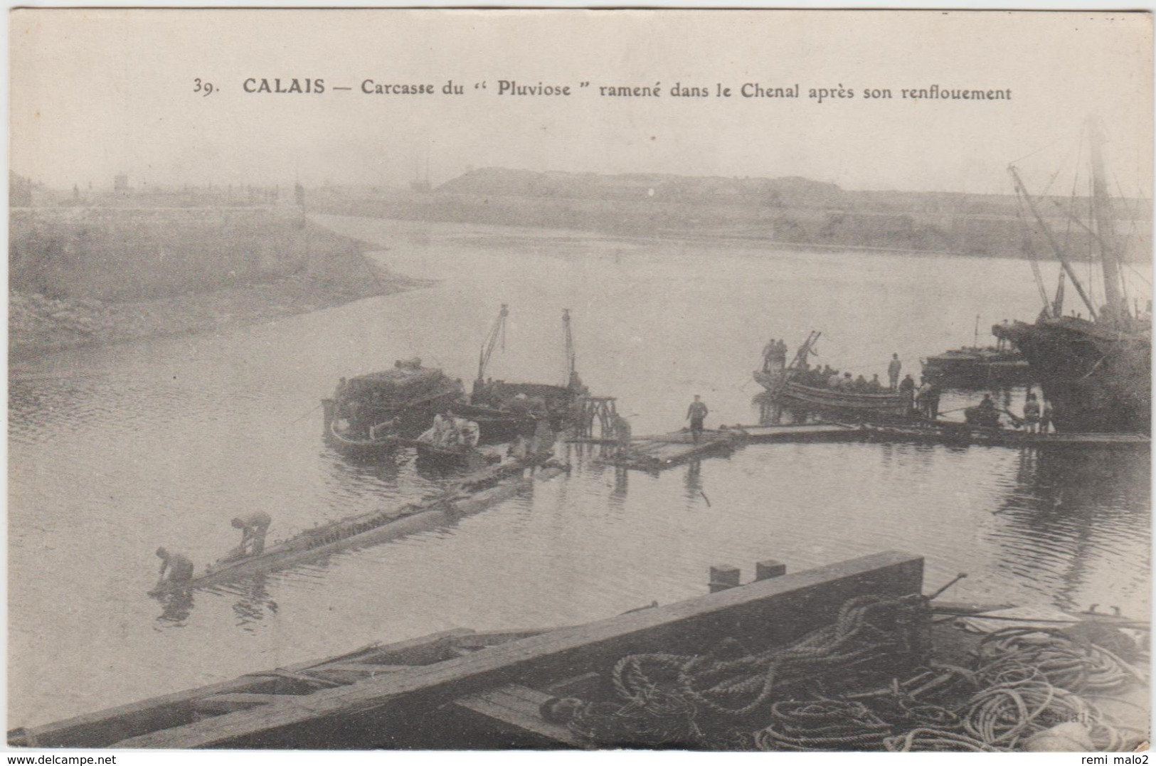 CARTE POSTALE   CALAIS 62  Carcasse Du "Pluviose" Ramené Dans Le Chenal Après Son Renflouement - Calais