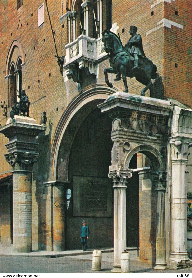 1 AK Italien * Palazzo Municipale - Rathaus In Ferrara Mit Den Statuen Der Herzöge Este - Erbaut 1245 - UNESCO Erbe * - Ferrara