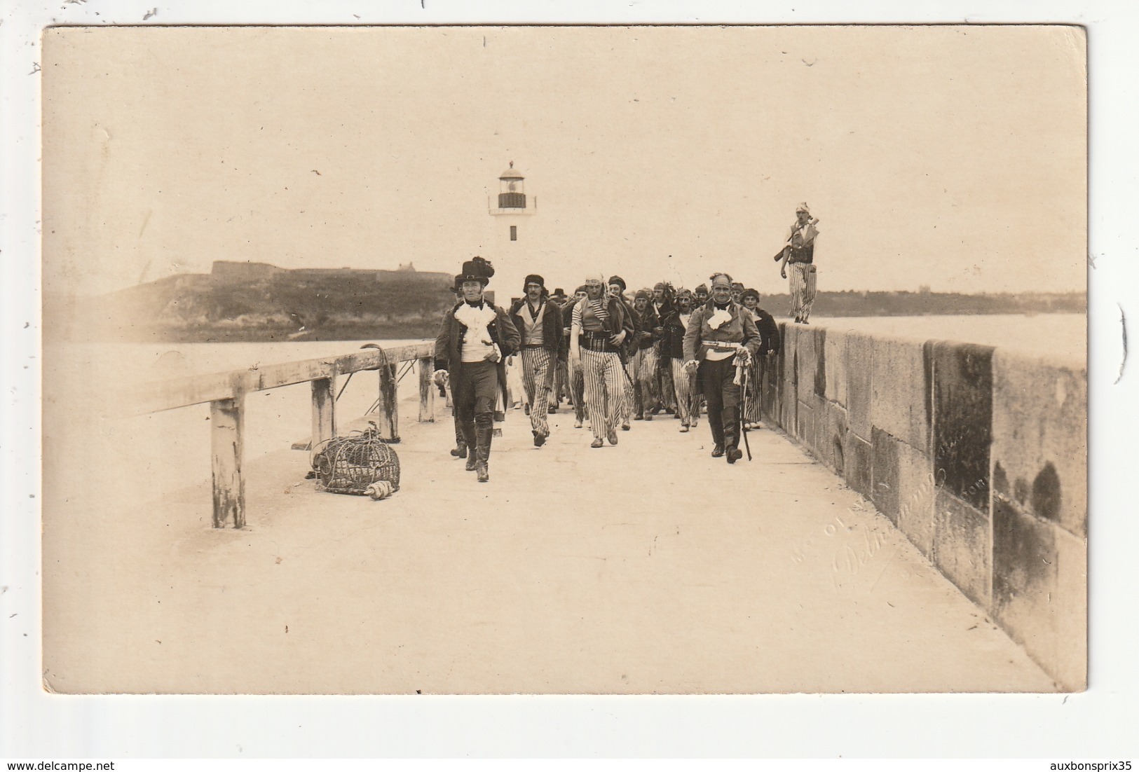 CARTE PHOTO - SAINT MALO - SOUVENIR DU CENTENAIRE DE SURCOUF - 3 JUILLET 1927 - PASSAGE SUR LA JETEE - 35 - Saint Malo