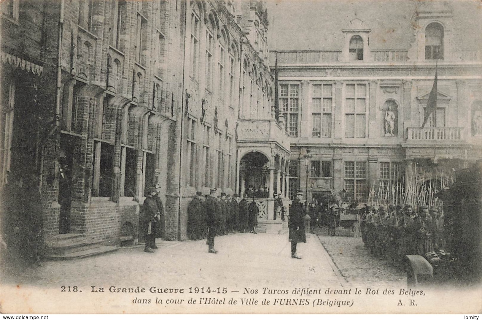 Militaire Guerre 1914 1918 Nos Turcos Défilent Devant Le Roi Des Belges Dans La Cour Hotel De Ville De Furnes Belgique - Guerre 1914-18