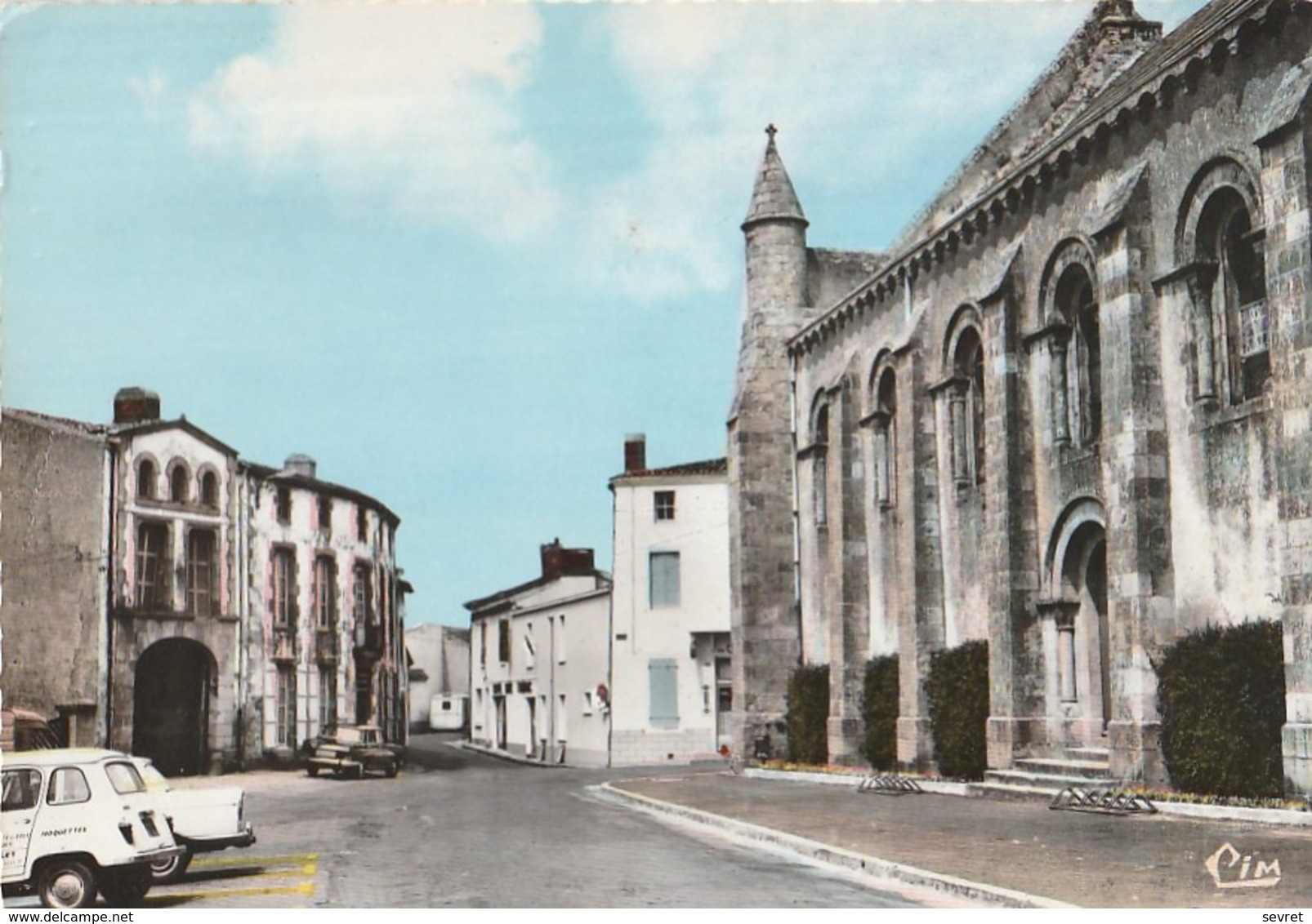 MORTAGNE Sur SEVRE. - La Place Du Marché. Voitures Années 60 Stationnées Dont Une Renault 4 L - Mortagne Sur Sevre