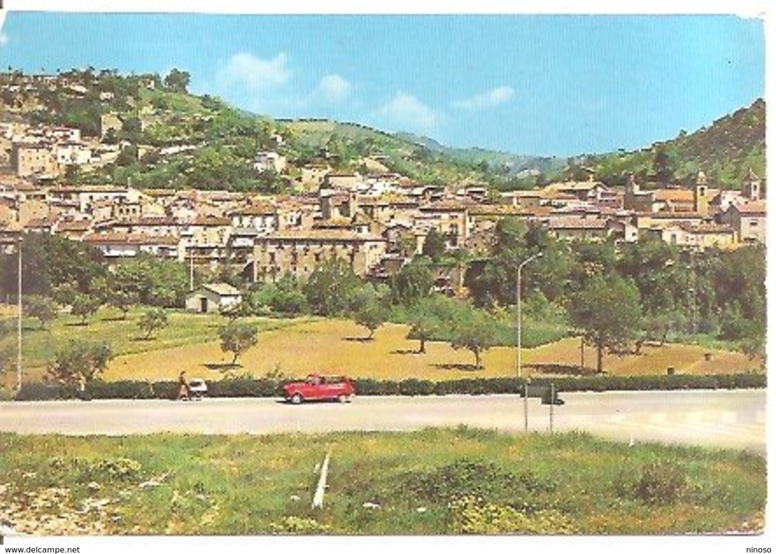 MONTORIO AL VOMANO ( TERAMO ) IN PRIMO PIANO UNA BELLISSIMA RENAULT  R4  ROSSA - Teramo