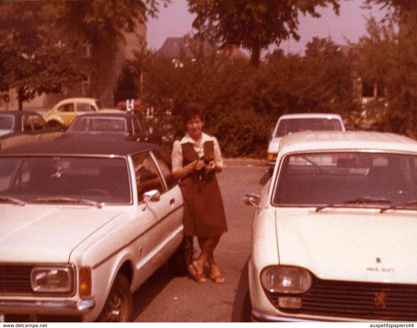 Photo Couleur Originale Modèles De Voitures Sur Un Parking Vers 1970/80 - Peugeot 204, Ford Granada Ghia, Cox, 504, - Cars