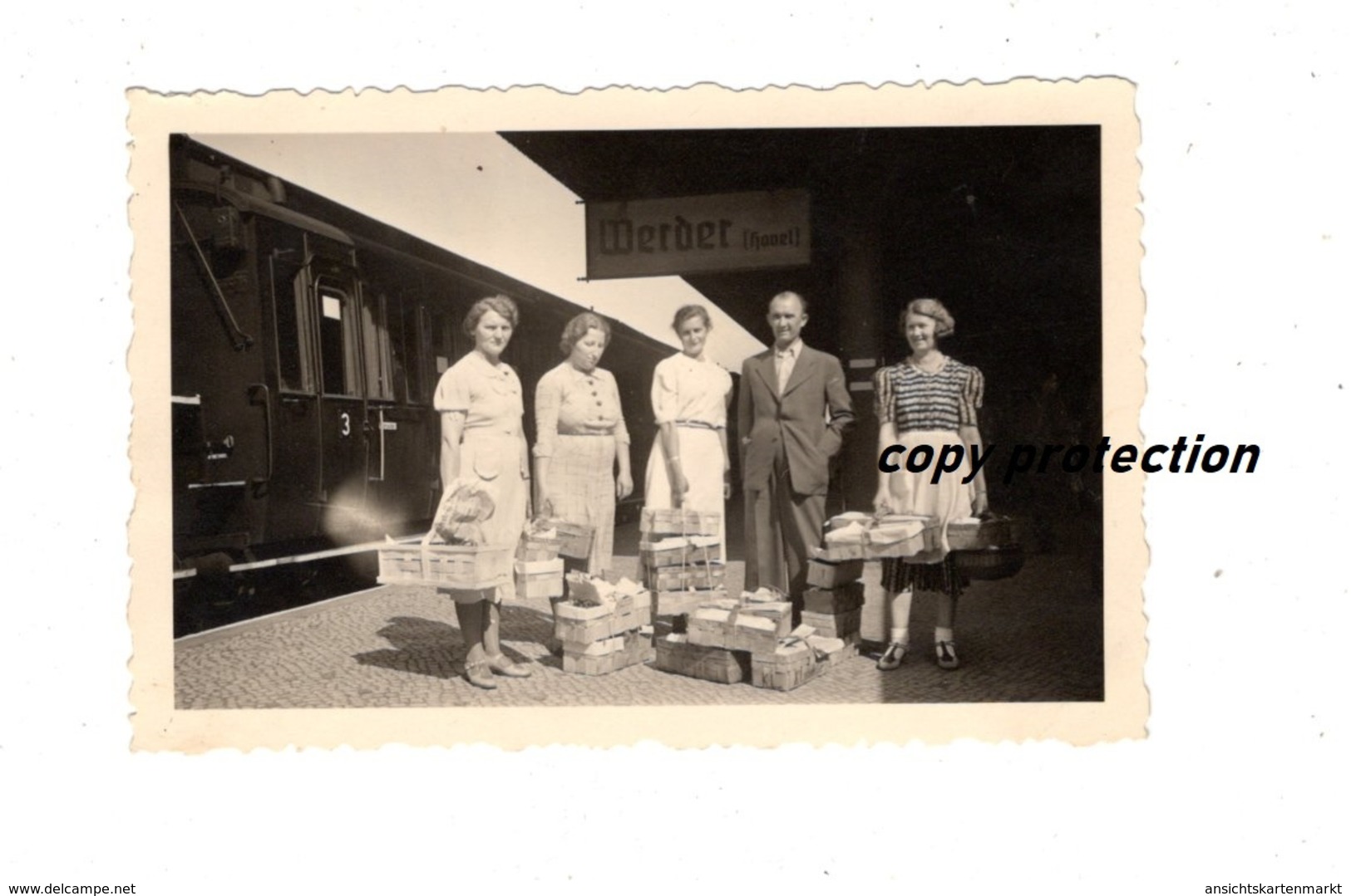 Damen Und Herr Mit Obstkörben Am Bahnhof Werder Havel, Foto, Datiert 1940 - Anonyme Personen