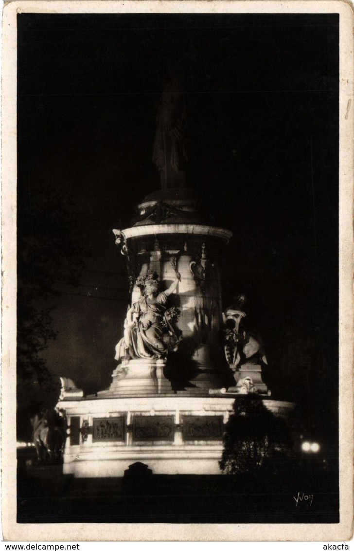 CPA PARIS 10e - La Statue De La Republique Illuminee (254328) - Statues